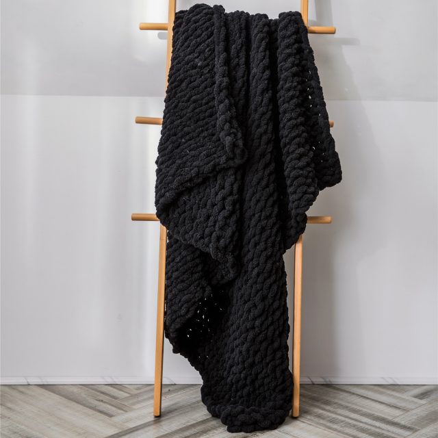 Photo  couverture grosse maille en laine (noir) | ToPlaid