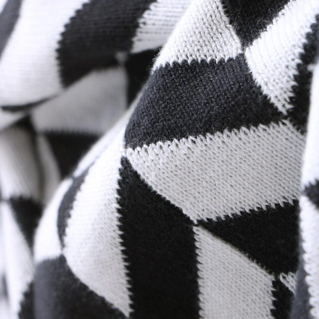 Photo  jeté de canapé noir et blanc en coton | ToPlaid 2